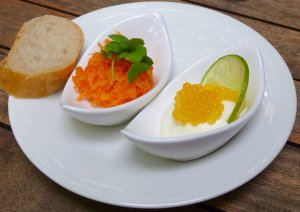 Gruß aus der Küche Marinierte Zuckerkarotte (links) und Saiblingskaviar mit Limettenschaum (rechts)