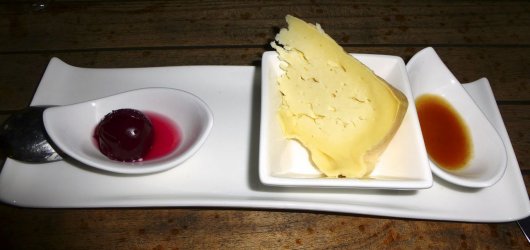 Käse Kumilchkäse "Münster Art" mit grünem Paradeiser-Coulis & Ringlotte
