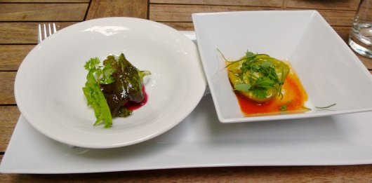 Weiße Melanzani / "Green Zebra" Weiße Melanzani mit Weichsel-Relish & Wildkräutern (links), "Green Zebra" mit jungem Bergkäse überbacken, Pimpernelle & Mönchsbart (rechts)