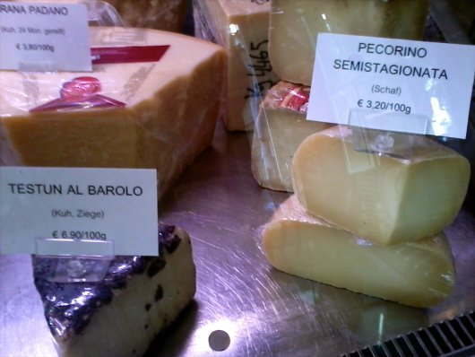 Italienische Käse in der Vitrine von La Pasteria Verschiedene italienische Käse in der Vitrine von La Pasteria
