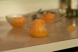Mehrere Glasschüsseln mit Orangensorbet
