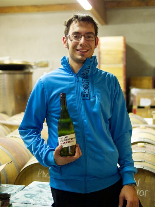 Philipp Schwarzbauer Philipp Schwarzbauer mit einer Flasche Pinot noir