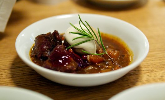 Rehgulasch mit Semmelknödel Rehgulasch mit Semmelknödel