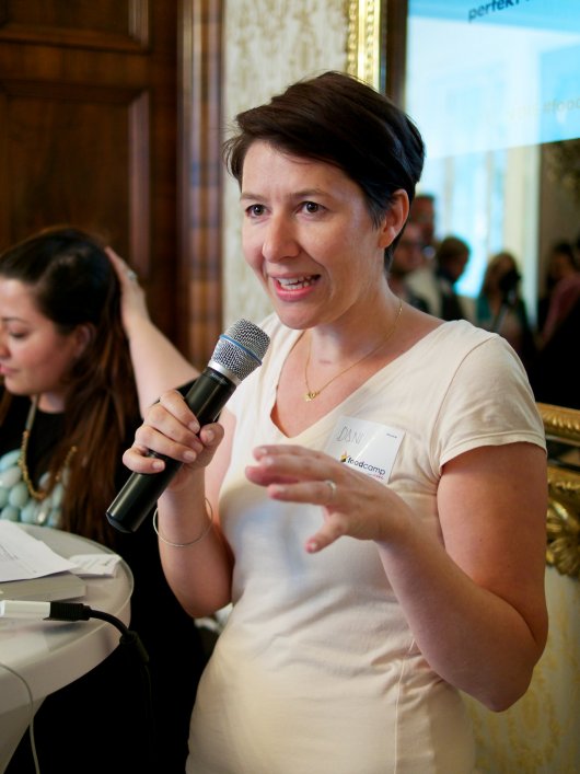 Dani Terbu erklärt den Ablauf des Foodcamps Dani Terbu erklärt den Ablauf des Foodcamps