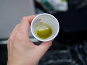 Noan-Olivenöl im Verkostungsbecher Noan-Olivenöl im Verkostungsbecher