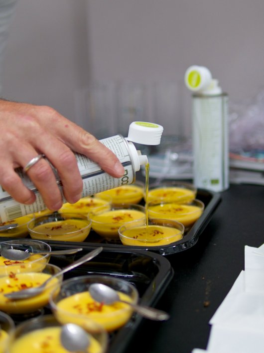 Noan-Olivenöl zum Mangosorbet Noan-Olivenöl wird über das Mangosorbet gegossen
