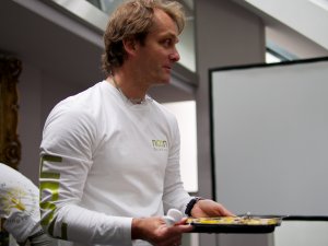 Richard Schweger serviert Mangosorbet mit Olivenöl Richard Schweger serviert Mangosorbet mit Olivenöl