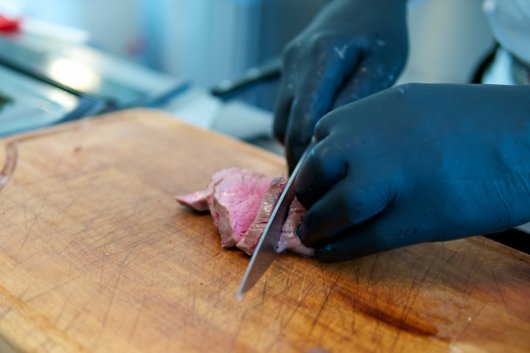 Sous-vide-Steak wird aufgeschnitten Sous-vide-Steak wird aufgeschnitten