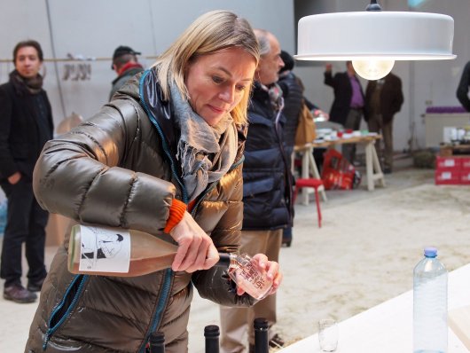Alexandra Palla schenkt ein Alexandra Palla schenkt ein