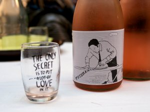 Frizzante mit Glas Frizzante von Stadtflucht Bergmühle mit "The Only Secret is to Put a Lot of Love in It"-Gläsern