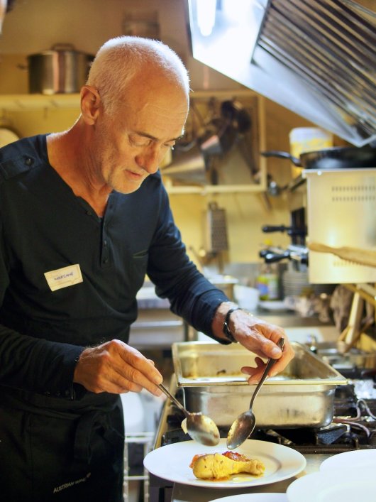 Wolfgang Reiter serviert Hendl Wolfgang Reiter serviert Hendl