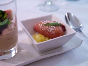Apfelbeignet mit Ananassalpikon & Zitronenstrauch Apfelbeignet mit Ananassalpikon & Zitronenstrauch