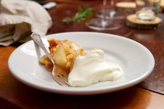 Birnen-"Tarte tatin" mit Crème fraîche