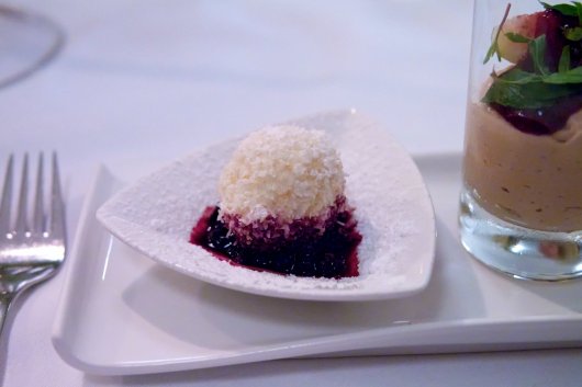 Maroniknödel mit gerösteter Kokusnuß & Hollerröster Maroniknödel mit gerösteter Kokusnuß & Hollerröster