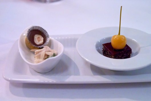 Petits fours: Haselnuß, Mandel, eingelegte Kirsche & Schokolade Petits fours: Haselnuß, Mandel, eingelegte Kirsche & Schokolade