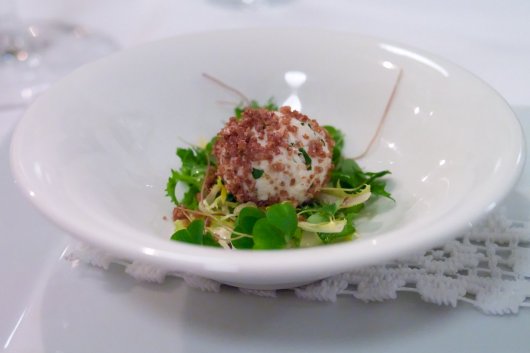 Rillettes von der Räucherforelle mit Pumpernickel, Erdnußmayonaisse & kleinem Salat Rillettes von der Räucherforelle mit Pumpernickel, Erdnußmayonaisse & kleinem Salat