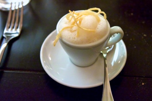 Eine Tasse Hirschleber Hirschleber im Sud mit gerösteten Zwiebeln