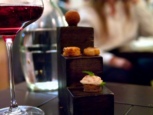 Pikante "Pralinen" als erster Gruß aus der Küche in der Brasserie Santner Pikante "Pralinen" als erster Gruß aus der Küche in der Brasserie Santner