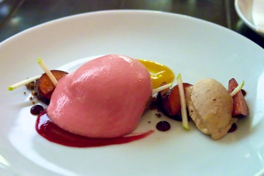 Zwetsckentarte, Pflaumen-Cognac-Eis, Mirabellensauce Zwetsckentarte, Pflaumen-Cognac-Eis, Mirabellensauce