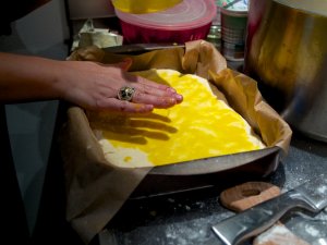 Füllen von Khach'ap'uri Für ხაჭაპური (Khach'ap'uri) werden Teigblätter mit Käse und Ei gefüllt