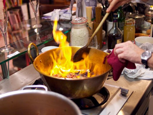 Hummerschalen flambieren Hummerschalen werden einem Kupferkessel flambiert