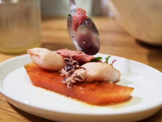 Calamaretti, gegrillte Wassermelone, Rote-Rüben-Salat, Wasabi-Dressing Calamaretti, gegrillte Wassermelone, Rote-Rüben-Salat, Wasabi-Dressing