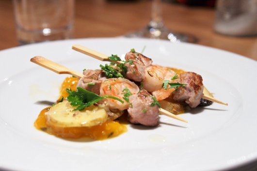 Surf & Turf Spießchen mit Kalbstafelspitz und Garnelen, Marillen-Thymian-Chutney, gegrillter Erdäpfelsalat
