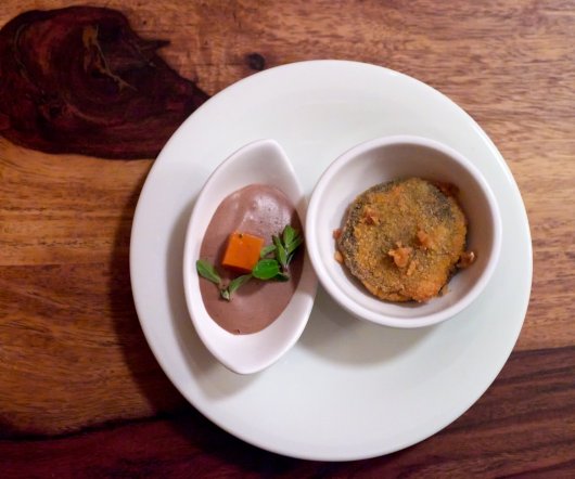 Gruß aus der Küche: Hendlelebermousse, paniertes Blunzenradl Ein Schüsselchen Hendlelebermousse und ein kleiner Teller mit einem panierten Blunzenradl