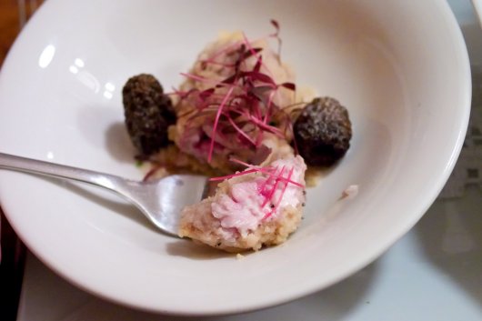 Knuspriges Lammhirn mit Graumorcheln, Couscous & rotem Amaranth Knuspriges Lammhirn mit Graumorcheln, Couscous & rotem Amaranth