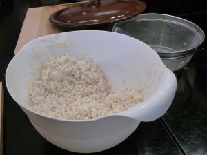 Gewaschener Reis Eine Plastikschüssel mit gewaschenem Reis