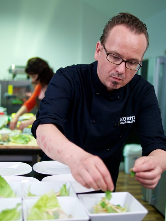 Wolfgang Krivanec richtet an Wolfgang Krivanec richtet die vietnamesischen Frühlingsrollen an