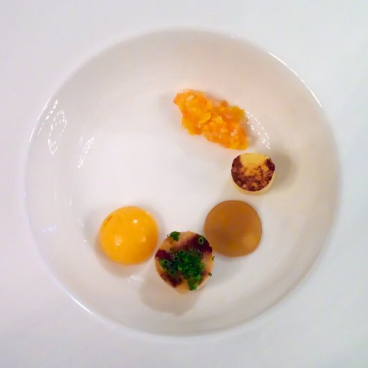 Essenz vom Almo, Dotter vom Herk-Ei, Knödel, Sherry I Der Dotter vom Herk-Ei, der Knödel und der Sherry warten im leeren Teller auf die Essenz vom Almo
