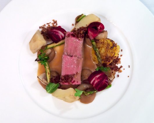 Weizer Berglamm, Artischocke, Spargel, Röstzwiebel mit Sauce Weizer Berglamm, Artischocke, Spargel, Röstzwiebel mit Sauce