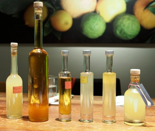 Zitrusliqueure Meyerello, Pomeranzenliqeur, Pomeranzenessenz, Bergamottenliqueur, Kumquatliqueur, noch einmal Bergamottenliqueur