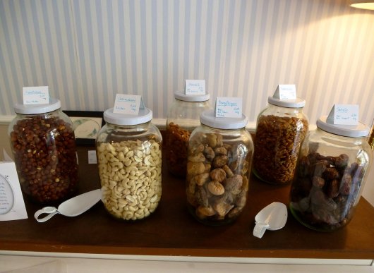 Krüge mit Haselnüssen, Cashewkernen, Mandeln, Bergfeigen, Pekannüssen und Datteln im Tilia's