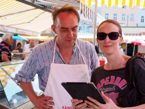 Andrzej Koch "Der Schweizer" und Sabine Hallwachs am Karmeltiermarkt Andrzej Koch "Der Schweizer" und Sabine Hallwachs am Karmeltiermarkt