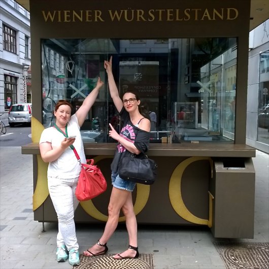 Nikky und Bine und der Würstelstand Nicole Wlasak und Sabine-Caroline Hallwachs vor einem Wiener Würstelstand
