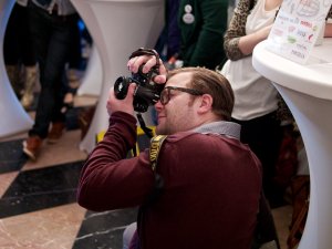 Bene Steinle beim Photographieren Bene Steinle kniet beim Photographieren am Foodcamp 2014