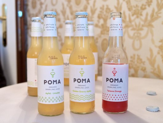 POMA-Säfte Verschiedene POMA-Flaschen: Apfel-Limette, Apfel und Tarocco-Orange