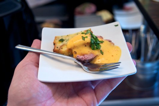 Semmelknödel zur Jause Gerösteter Semmelknödel und rosa gebratenes Fleisch auf einem kleinen Teller