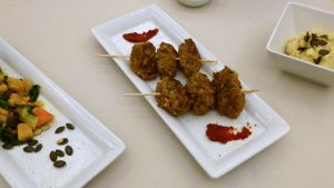 Mangold-Kürbis-Gemüse, Fleischbällchen-Spieße, veganes Trüffelschmalz Mangold-Kürbis-Gemüse, Fleischbällchen-Spieße, veganes Trüffelschmalz