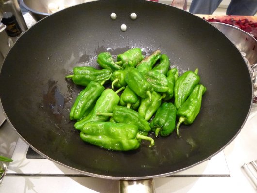 Pimientos in einer Pfanne Pimientos in einer Pfanne