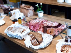 Frühstücksbuffet Das Frühstücksbuffet am FoodCamp 2015, Blutwurst, Schweinsbraten, Schinken, verschiedene Brote