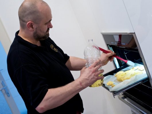 Limpar Zsolt Limpar Zsolt bepinselt die verunglückten Erdäpfel-Schwarzkümmel-Samosas