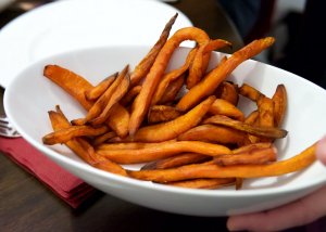 Süßkarteffel-Pommes-Frites nach Leo & Karl Wrenkh Süßkarteffel-Pommes-Frites in einer weißen Schüssel