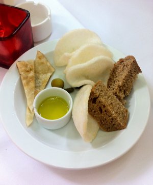 Gedeck Fladenbrot, Garnelencracker und Schwarzbrot mit Olivenöl