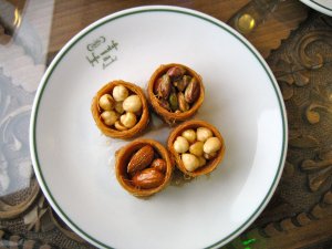 Baklava II (Hafız Mustafa) Teigkörbchen mit Nüssen gefüllt bei Hafız Mustafa