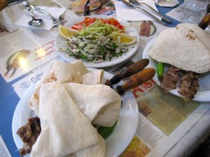 Şehzade Erzurum Cağ Kebabi Cağ Kebap mit Zwiebeln