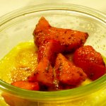 Crema catalana im Glas mit marinierten Erdbeeren