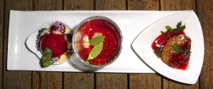 Dessertvariationen Himbeeren & Brombeeren überbacken mit Dirndlsorbet & Mandarinenminze / Karamellschaum mit rotem Holunder & Zitronenenstrauch / Erdbeerbeignet mit Erdbeercoulis & Erdbeerminze